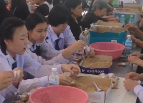 จิตอาสาร่วมบรรจุข้าวพอเพียงที่ทำเนียบ