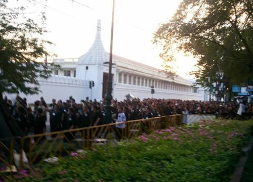 ประชาชนเฝ้ารับเสด็จฯอย่างเนืองแน่น