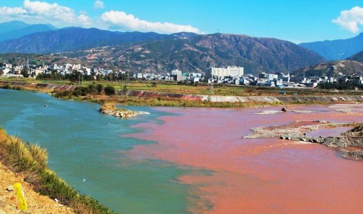 ตะลึง แม่น้ำเมืองจีนกลายเป็นแม่น้ำหยินหยาง เขียวครึ่งแดงครึ่ง