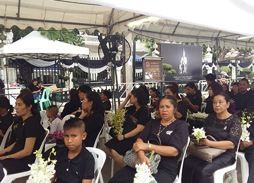 ปชช.กราบพระบรมศพแน่น-สหกรณ์แจกกล้วยไม้19,999ช่อ