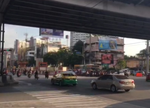 จนท.ยังให้ปชช.สัญจรบนสะพานข้ามแยกรัชโยธิน