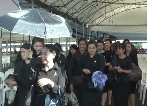 ปชช.ทยอยเข้าถวายบังคมพระบรมศพต่อเนื่อง