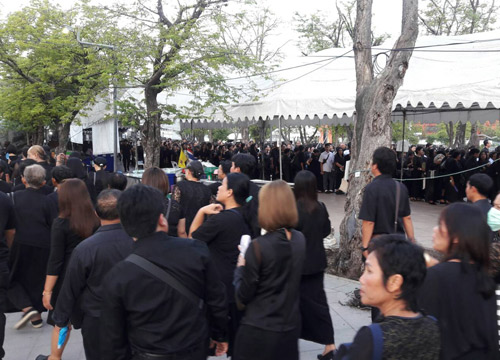 ชาวปทุมฯรอกราบพระบรมศพ-ขอคนไทยรักกัน