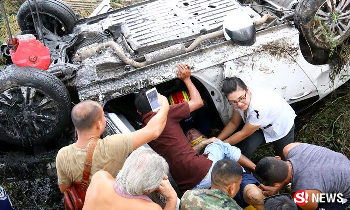 ชื่นชมพยาบาลสาวโดดลงโคลน ช่วยชีวิตเฒ่าฝรั่งขับเก๋งคว่ำ