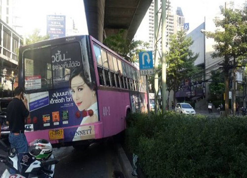 เมล์40เบรกแตกพุ่งชนรถ4คันรวดย่านสุขุมวิท