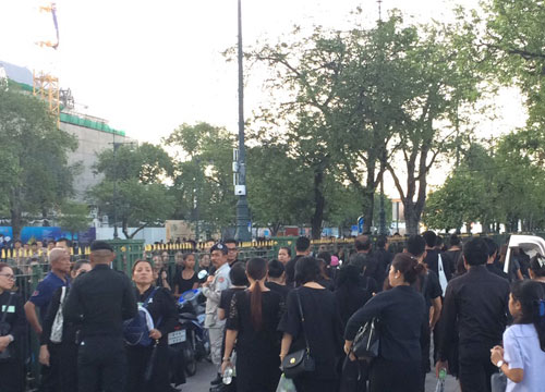 ปชช.จำนวนมากทยอยเข้าแถวรอเข้ากราบพระบรมศพ