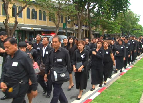 ปชช.กราบพระบรมศพต่อเนื่อง-ชมวัดพระแก้วใช้ประตูสวัสดิโสภา