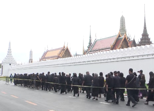 ประชาชนยังทยอยเข้ากราบถวายบังคมพระบรมศพ