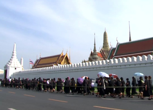 ปชช.ปักหลักรอเข้ากราบถวายบังคมพระบรมศพจำนวนมาก