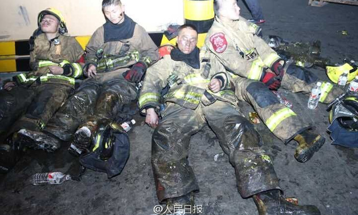 หมดแรง นักดับเพลิงจีนนอนตามถนน หลังตะลุยดับไฟนานข้ามวันข้ามคืน