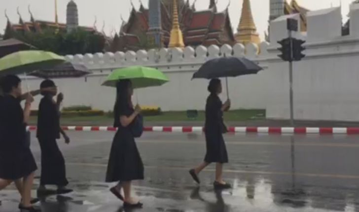 ปชช.รอกราบพระบรมศพแน่น-ฝนตกก็ไม่ถอย