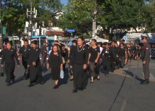 ปชช.รอเข้ากราบพระบรมศพเนืองแน่นจิตอาสาช่วยแนะนำ