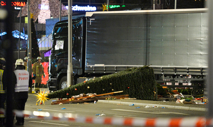 รถบรรทุกพุ่งชนตลาดคริสต์มาสในเยอรมนี ดับ 9 ศพ คาดก่อการร้าย