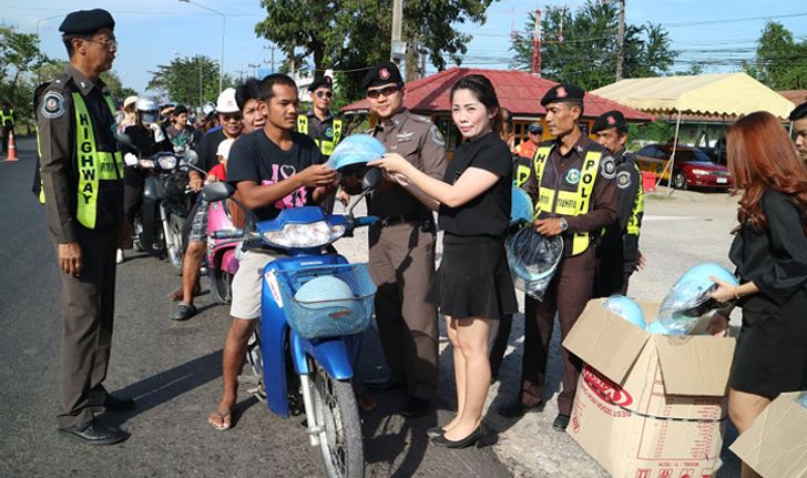 ตำรวจทางหลวงประจวบฯ รณรงค์ลดอุบัติเหตุปีใหม่เร่งแจกหมวกกันน๊อคชาวบ้าน