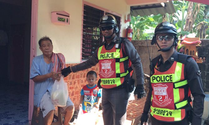 ตำรวจนครบาลช่วยขายเพิ่มรายได้ให้ชาวนาไทย