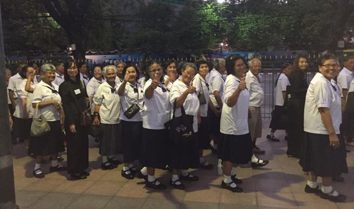 ภาพน่ารัก นักเรียนโรงเรียนสูงวัย มาถวายสักการะพระบรมศพ รัชกาลที่ 9