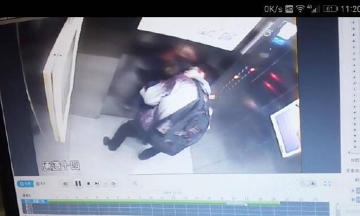ตำรวจจีนเร่งหาตัว ชายวัยรุ่นพยายามกอดจูบทำอนาจารเด็กเพศเดียวในลิฟต์