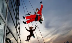 ต้อนรับคริสต์มาส มนุษย์แมงมุมใส่ชุดซานต้ากับกวางเรนเดียร์ป่ายปีนเช็ดกระจกห้างดังในญี่ปุ่น