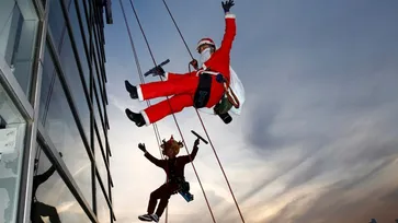 ต้อนรับคริสต์มาส มนุษย์แมงมุมใส่ชุดซานต้ากับกวางเรนเดียร์ป่ายปีนเช็ดกระจกห้างดังในญี่ปุ่น