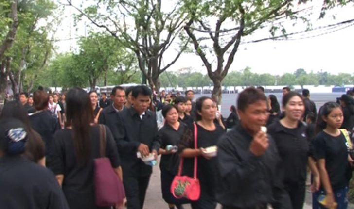 ปชช.โดยสารเรือแสนแสบไปกราบพระบรมศพ