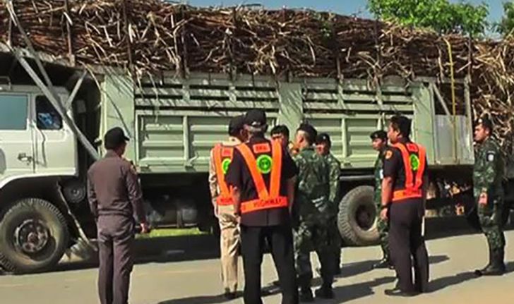 ทหารร่วมทล.พิจิตรจับจริงรถบรรทุกเกินทำถนนพัง