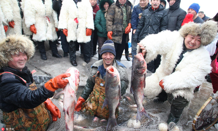ฮาร์บินจัดเทศกาลตกปลาน้ำแข็ง ทำอาหารจากปลาสดแจกให้ชิม นักท่องเที่ยวแห่ชม