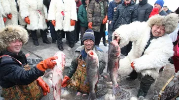 ฮาร์บินจัดเทศกาลตกปลาน้ำแข็ง ทำอาหารจากปลาสดแจกให้ชิม นักท่องเที่ยวแห่ชม