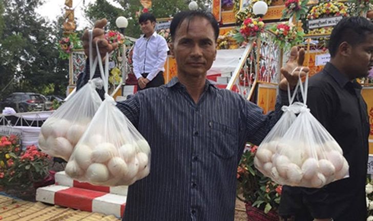 สุรินทร์โปรยทานแนวใหม่ ใช้ไข่เป็ดแทนเหรียญ