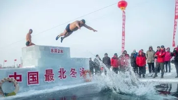 กล้าท้าความหนาว! จีนจัดแข่งว่ายน้ำฤดูหนาว อุณหภูมิติดลบ 30 องศา