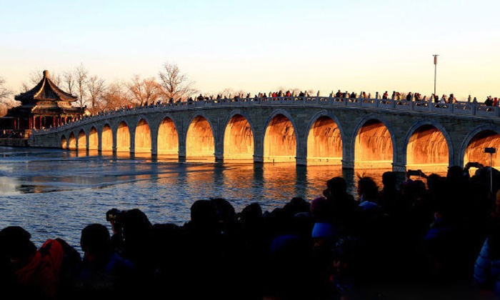 สวยงาม! ภาพแสงอาทิตย์ยามเย็นส่องสะพาน 17 ช่องในราชวังฤดูร้อน