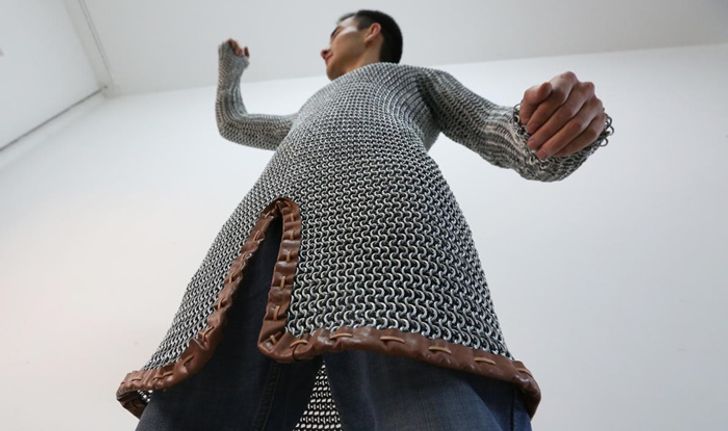 หนุ่มนศ.จีนใช้เวลา 1 เดือนเต็ม ทำชุดเกราะจากโซ่เหล็กหนัก 20 กก.