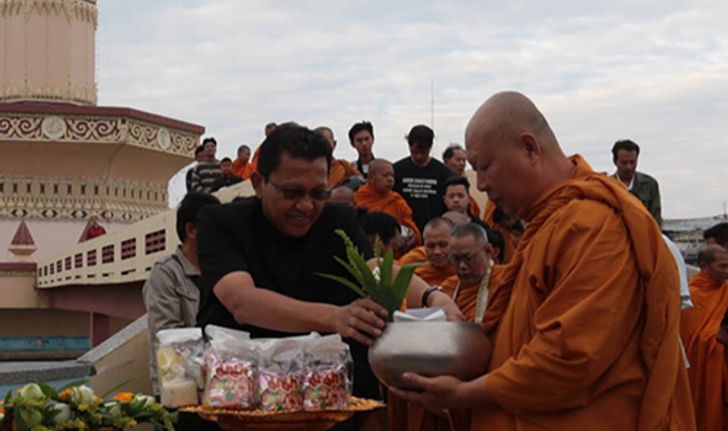 พ่อเมืองลพบุรีนำปชช.ทำบุญตักบาตรส่งท้ายปี