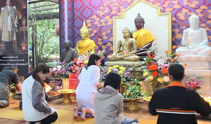 ชาวจันทบุรีทำบุญตักบาตรขอพรพระพุทธสิหิงส์