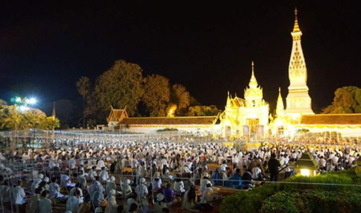 ชาวพุทธไทย-ลาวสวดมนต์ข้ามปีวัดพระธาตุพนม