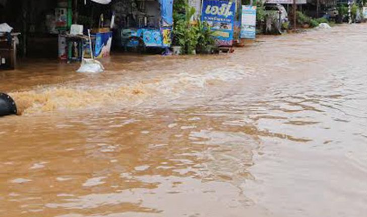 ทหารลุยน้ำท่วมซับน้ำตาชาวนราฯประสบอุทกภัย