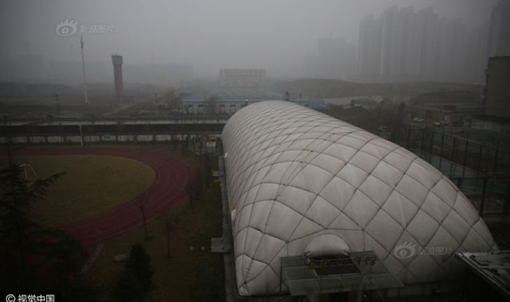 โรงเรียนจีนใช้โดมอากาศให้นร.เรียนวิชาพละ หลังเจอหมอกควันพิษต่อเนื่อง