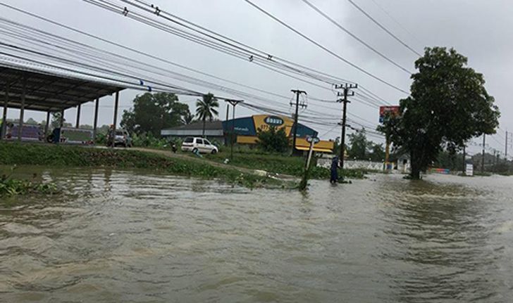 ปิดแยกปฐมพรประตูสู่ภาคใต้แล้วน้ำสูงครึ่งเมตร