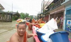 ภาพประทับใจ พระเณรฝ่าน้ำท่วม ลุยแจกของญาติโยมผู้ประสบภัย