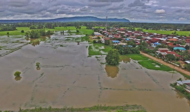 ตร.ลำเลียงสิ่งของช่วยน้ำท่วมใต้ทางสายการบิน