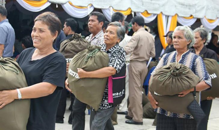 พระเจ้าอยู่หัวร.10 พระราชทานถุงยัง ชีพช่วยพัทลุงน้ำท่วม