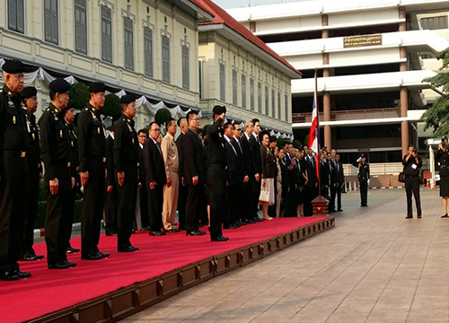 ผบ.ทบ.รับมอบสิ่งของช่วยผู้ประสบอุทกภัยใต้
