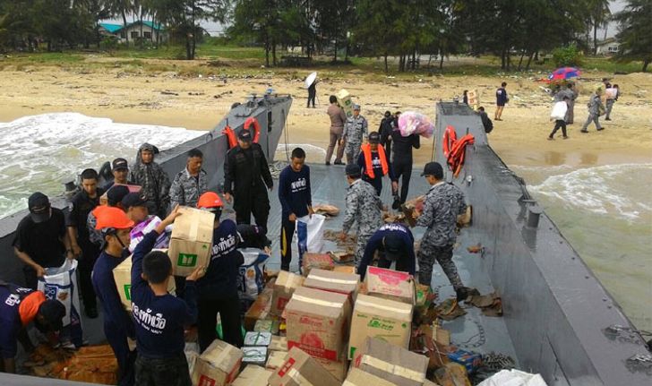 ทร.จัดเรือหลวงฯ ลำเลียงสิ่งของ ช่วยชาวบ้านประสบอุทกภัยในพื้นที่ภาคใต้