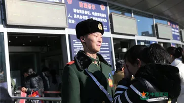 ซึ้ง! พ่อแม่ชาวจีนมาเยี่ยมลูกชายทหารติดทำหน้าที่ช่วงตรุษจีน