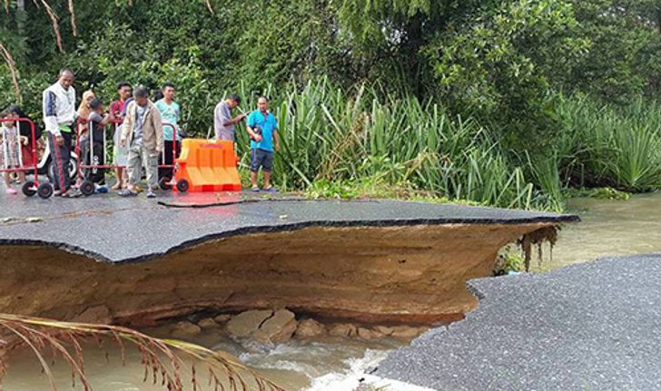 นราฯน้ำซัดถนนพัง-2,400ครัวเรือนถูกตัดขาด