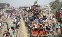 แน่นขนัด! ชาวมุสลิมในบังกลาเทศห้อยโหนขึ้นรถไฟกลับบ้านหลังร่วมพิธีศักดิ์สิทธิ์