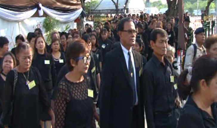 ยายสกลนครดีใจกราบพระบรมศพเทิดทูนในหลวงร.9มาก