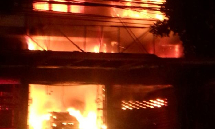 ไฟไหม้ตึกปากซอยนวมินทร์ 99 พ่อแม่ ลูกแฝด ยาย ดับคากองเพลิง 5 ศพ