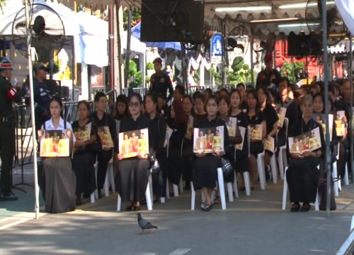 พสกนิกรต่อแถวเข้ากราบพระบรมศพแน่น-รปภ.เข้ม