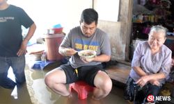 เพราะก๋วยจั๊บยายสุราษฎร์ฯ อร่อยจริง ยอมขาแช่น้ำ(ท่วม)มากิน