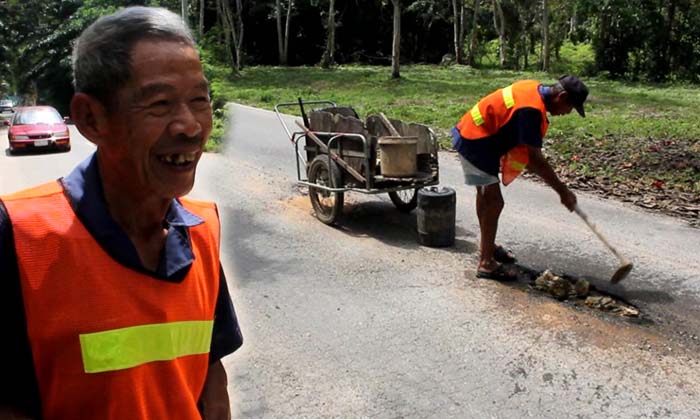 ชื่นชมคุณตาวัย 73 ซ่อมถนนทั่วหมู่บ้านนาน 7 ปี  หวั่นเกิดอุบัติเหตุ